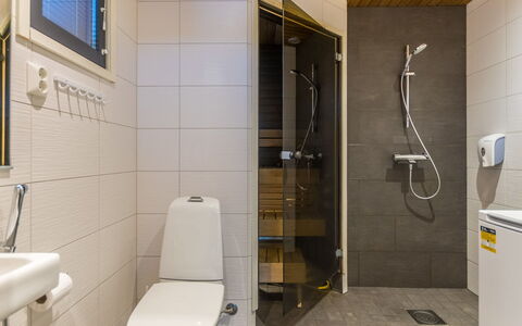 Golfarinkunnas 9B: Siège De Toilette, Sol, Toilette, Salle De Bains, Luminaire Plomberie, Sol, Mur, Design Intérieur, Bois, Lavabo