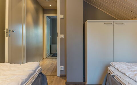 Golfarinkunnas 9B: Design Intérieur, Bois, Chambre, Sol, Lit, Sol, Plafond, Cadre De Lit, Drap De Lit, Literie