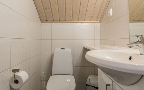 Golfarinkunnas 9B: Luminaire Plomberie, Lavabo, Salle De Bains, Sol, Sol, Évier, Bois, Design Intérieur, Robinet, Toilette