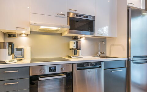 Golfarinkunnas 9D: Appareil De Cuisine, Cuisine, Cabinetry, Comptoir, Principaux Appliance, Électroménager, Cuisinière, Design Intérieur, Le Fourneau, Meubles