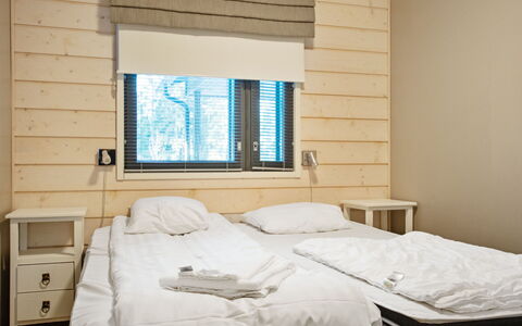 Golfarinkunnas 9E: Bois, Design Intérieur, Sol, Meubles, Pièce, Chambre, Lit, Plafond, Drap De Lit, Couvre-Fenêtres