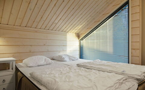 Golfarinkunnas 9E: Bois, Plafond, Chambre, Dur, Tache De Bois, Daylighting, Lit, Cabane En Rondins, Couvre-Fenêtres, Literie