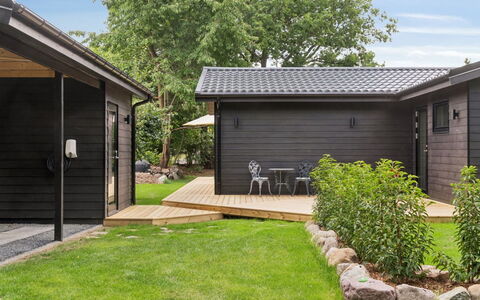 Deik - 1Km from the Sea: Bois, Maison, Toit, Domicile, Chalet, Siding, Porte, Couverture De Sol, Batiments Jardin, Jardin