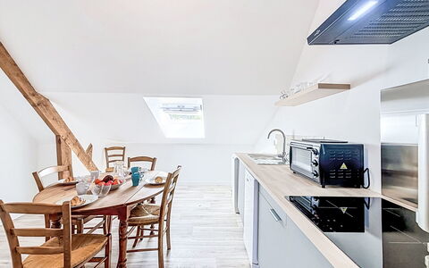 Gîte de la Grée: Meubles, Design Intérieur, Sol, Bois, Plafond, Sol, Cuisine, Chaise, Pièce, Parquet