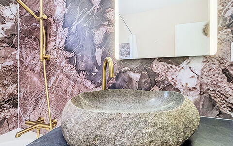 Gîte de la Grée: Luminaire Plomberie, Design Intérieur, Salle De Bains, Robinet, Évier, Plomberie, Miroir, Céramique, Lavabo, Matériau Naturel