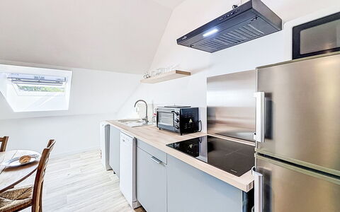 Gîte de la Grée: Cuisine, Meubles, Sol, Bois, Appareil De Cuisine, Design Intérieur, Principaux Appliance, Sol, Comptoir, Cabinetry