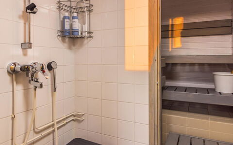 Ukonpuoti 15-16 Kerrostalo: Sol, Design Intérieur, Luminaire Plomberie, Plomberie, Sol, Pièce, Robinet, Tuile, Salle De Bains