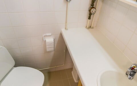Ukonpuoti 15-16 Kerrostalo: Salle De Bains, Lavabo, Luminaire Plomberie, Mur, Évier, Siège De Toilette, Toilette, Sol, Robinet, Sol