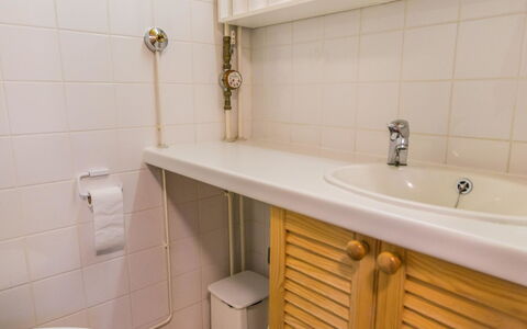 Ukonpuoti 15-16 Kerrostalo: Lavabo, Salle De Bains, Luminaire Plomberie, Évier, Mur, Sol, Sol, Bois, Robinet, Design Intérieur