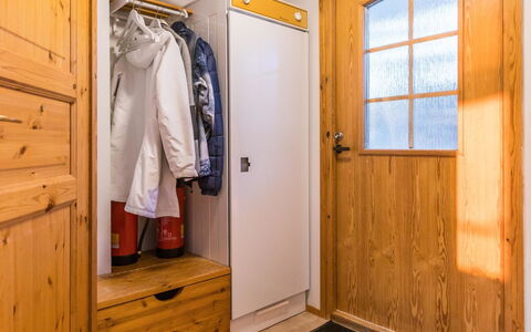Ukonpuoti 15-16 Kerrostalo: Bois, Sol, Sol, Pièce, Porte, Tache De Bois, Dur, Plafond, Planche, Cabinetry