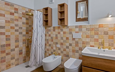 La Piazza Grand Vista Suite: Sol, Mur, Luminaire Plomberie, Sol, Salle De Bains, Siège De Toilette, Design Intérieur, Toilette, Tuile, Évier