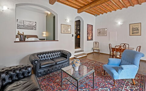 La Piazza Grand Vista Suite: Mur, Meubles, Design Intérieur, Canapé, Plafond, Sol, Pièce, Sol, Salon, Éclairage