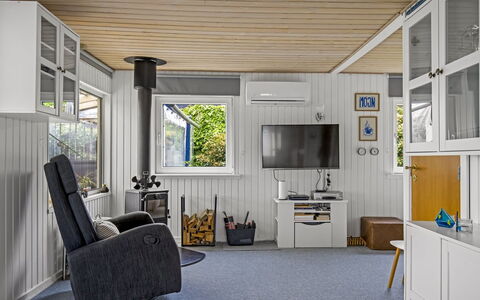 Agla - 350M from the Sea: Bois, Sol, Design Intérieur, Sol, Plafond, Meubles, Pièce, Domicile, Électroménager, Salon