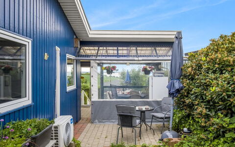 Agla - 350M from the Sea: Domicile, Maison, Toit, Siding, Porte, Chalet, Ombre, Jardin, Pot De Fleur, Cour