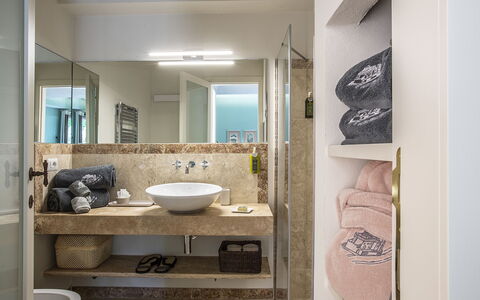 Casa Pernice: Lavabo, Salle De Bains, Design Intérieur, Sol, Luminaire Plomberie, Mur, Sol, Évier, Miroir, Robinet