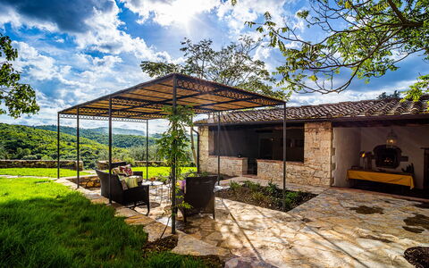 Casa All'Erta: Chalet, Ombre, Jardin, Dalle, Arrière-Cour, Ferme, Mur De Pierre, Aménagement Paysager, Biens, Structure En Plein Air