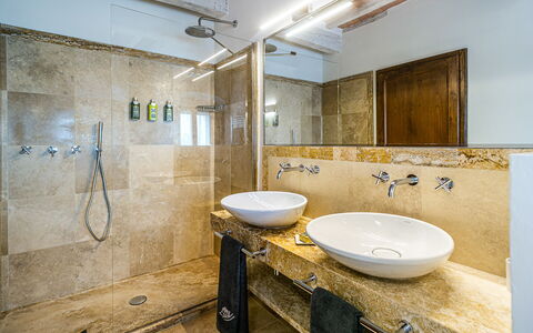 Casa All'Erta: Sol, Luminaire Plomberie, Design Intérieur, Salle De Bains, Lavabo, Sol, Évier, Robinet, Miroir, Plafond
