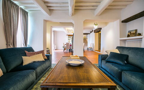 Casa All'Erta: Meubles, Design Intérieur, Canapé, Sol, Sol, Bois, Plafond, Pièce, Salon, Éclairage