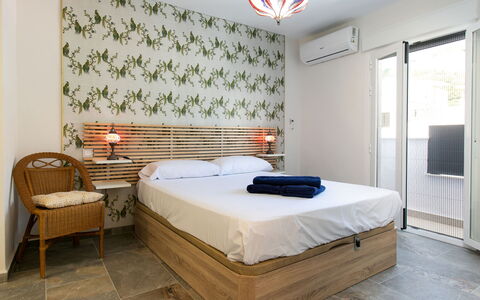 Alta: Meubles, Design Intérieur, Mur, Sol, Sol, Bois, Chambre, Lit, Plafond, Textile