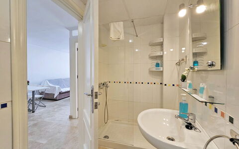 Apartamento Alba 1: Sol, Design Intérieur, Sol, Mur, Luminaire Plomberie, Plafond, Pièce, Salle De Bains, Plomberie, Éclairage
