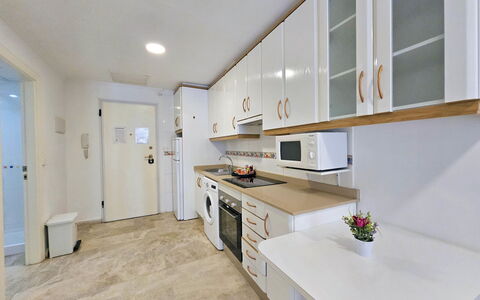 Apartamento Alba 1: Sol, Design Intérieur, Bois, Sol, Meubles, Comptoir, Plafond, Cuisine, Cabinetry, Pièce