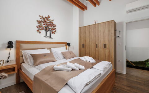Valera Vita Forest: Lit, Chambre, Design Intérieur, Literie, Meubles, Sol, Bois, Drap De Lit, Sol, Pièce