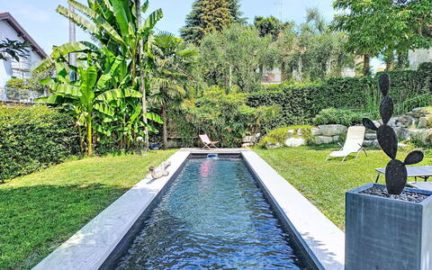 Emma: Arbuste, Jardin, Piscine, Caractéristique De L'Eau, Aménagement Paysager, Ombre, Miroir D'Eau, Arrière-Cour, Réflexion, Cour