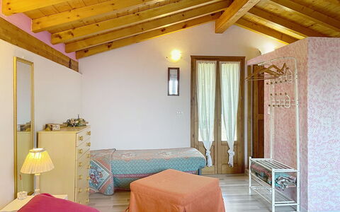 Baita Melissa: Design Intérieur, Meubles, Sol, Sol, Mur, Bois, Chambre, Plafond, Pièce, Lit