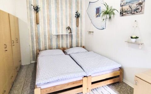 Trebon 1: Meubles, Design Intérieur, Chambre, Bois, Lit, Sol, Sol, Linge, Textile, Literie