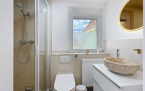Bionestlein Premium-Appartment mit Sauna: Salle De Bains, Luminaire Plomberie, Design Intérieur, Sol, Mur, Sol, Lavabo, Évier, Miroir, Toilette