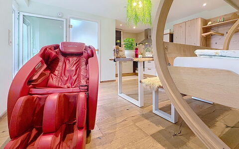 Bionestlein Premium-Appartment mit Sauna: Design Intérieur, Meubles, Sol, Sol, Éclairage, Plafond, Pièce, Confort, Chaise, Salon