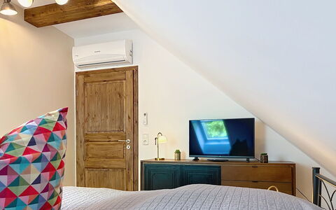 Chrischi: Meubles, Design Intérieur, Mur, Lit, Sol, Sol, Pièce, Bois, Chambre, Plafond