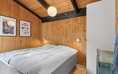 Erich - 500M from the Sea: Bois, Plafond, Chambre, Design Intérieur, Lit, Cadre De Lit, Dur, Literie, Tache De Bois, Cabane En Rondins