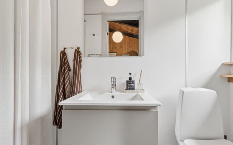 Erich - 500M from the Sea: Lavabo, Design Intérieur, Sol, Mur, Évier, Luminaire Plomberie, Sol, Bois, Armoire De Toilette, Salle De Bains
