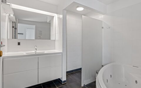 Svane - 70M from the Sea: Sol, Sol, Design Intérieur, Luminaire Plomberie, Plafond, Salle De Bains, Plomberie, Robinet, Armoire De Toilette, Évier