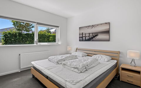 Svane - 70M from the Sea: Chambre, Lit, Design Intérieur, Pièce, Literie, Drap De Lit, Sol, Sol, Plafond, Cadre De Lit