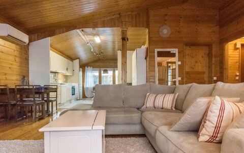 Laukaa 605: Design Intérieur, Bois, Sol, Canapé, Plafond, Meubles, Sol, Pièce, Salon, Éclairage