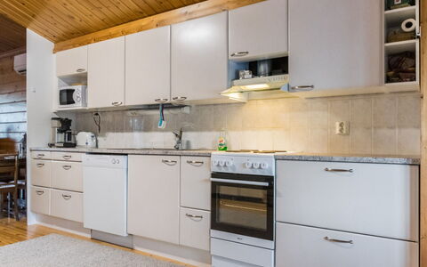 Laukaa 605: Cuisine, Appareil De Cuisine, Comptoir, Principaux Appliance, Cabinetry, Sol, Bois, Evier, Design Intérieur, Évier