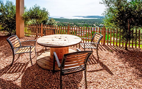 Sainte Lucie Porto Vecchio 650: Balcon, Tache De Bois, Plante D'Appartement, Mobilier De Jardin, Pot De Fleur