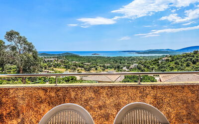 Sainte Lucie Porto Vecchio 650: Balcon, Tache De Bois, Plante D'Appartement, Mobilier De Jardin, Pot De Fleur