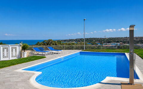 Villa Sara: Piscine, Bleu, Recours, Mobilier De Jardin, Composite, Eco Hôtel, Ombre, Loisir, Villa, Balancelle