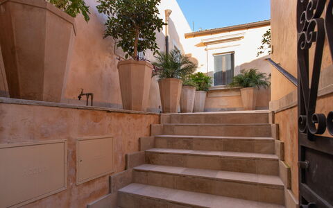 Belvedere Guastella B 4: Pot De Fleur, Escaliers, Plante D'Appartement, Cour, Balcon, Balustrade, Dalle, Hacienda