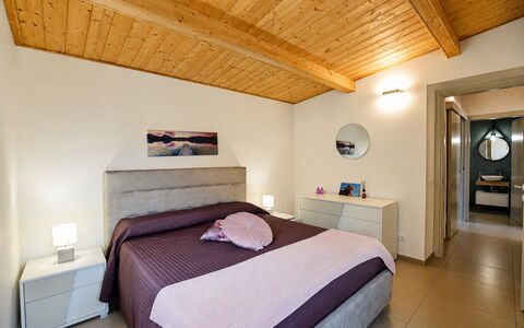La Dimora di Diana: Lit, Meubles, Design Intérieur, Chambre, Sol, Sol, Bois, Pièce, Plafond, Drap De Lit