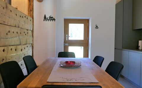 Nido delle Alpi: Meubles, Sol, Design Intérieur, Bois, Sol, Table, Plafond, Chaise, Table Cuisine Et Salle A Manger, Salle À Manger