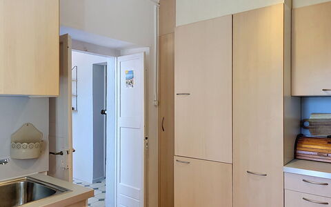Casa Yakamos: Cabinetry, Meubles, Comptoir, Bois, Appareil De Cuisine, Sol, Cuisine, Design Intérieur, Placard, Sol