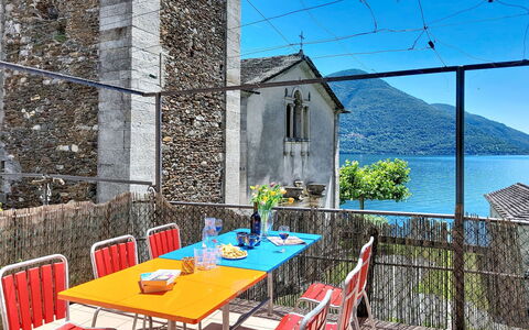 Casa Yakamos: Meubles, Chaise, Mobilier De Jardin, Tableau De Plein Air, Balcon, Table Cuisine Et Salle A Manger, Pot De Fleur, Plante D'Appartement, Ombre, Restaurant