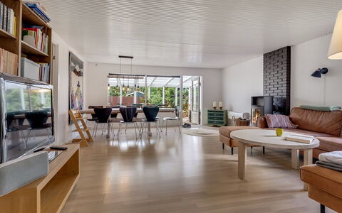 Anina - 300M from the Sea: Meubles, Design Intérieur, Sol, Sol, Mur, Canapé, Bois, Plafond, Salon, Pièce