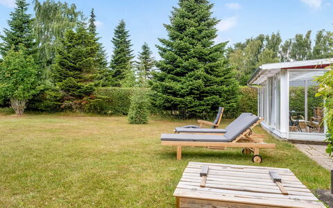Anina - 300M from the Sea: Arbre, Arbuste, Meubles, Jardin, Lot Terre, Mobilier De Jardin, Pelouse, Ombre, Aménagement Paysager, Chaise