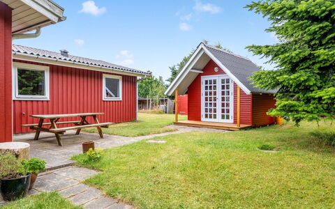 Anina - 300M from the Sea: Chalet, Pelouse, Cour, Jardin, Siding, Aménagement Paysager, Ombre, Biens, Batiments Jardin, Arrière-Cour