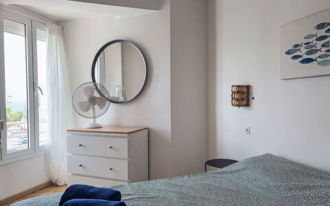 Xaloc: Meubles, Lit, Chambre, Design Intérieur, Literie, Drap De Lit, Bois, Pièce, Linge, Sol